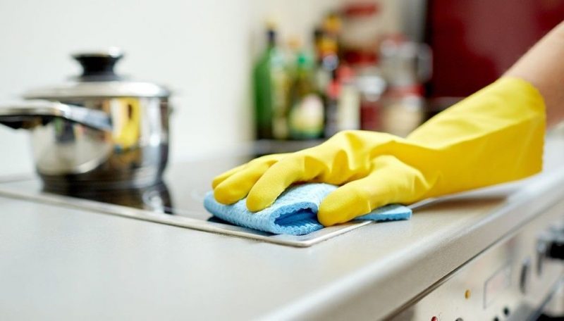 membersihkan dapur