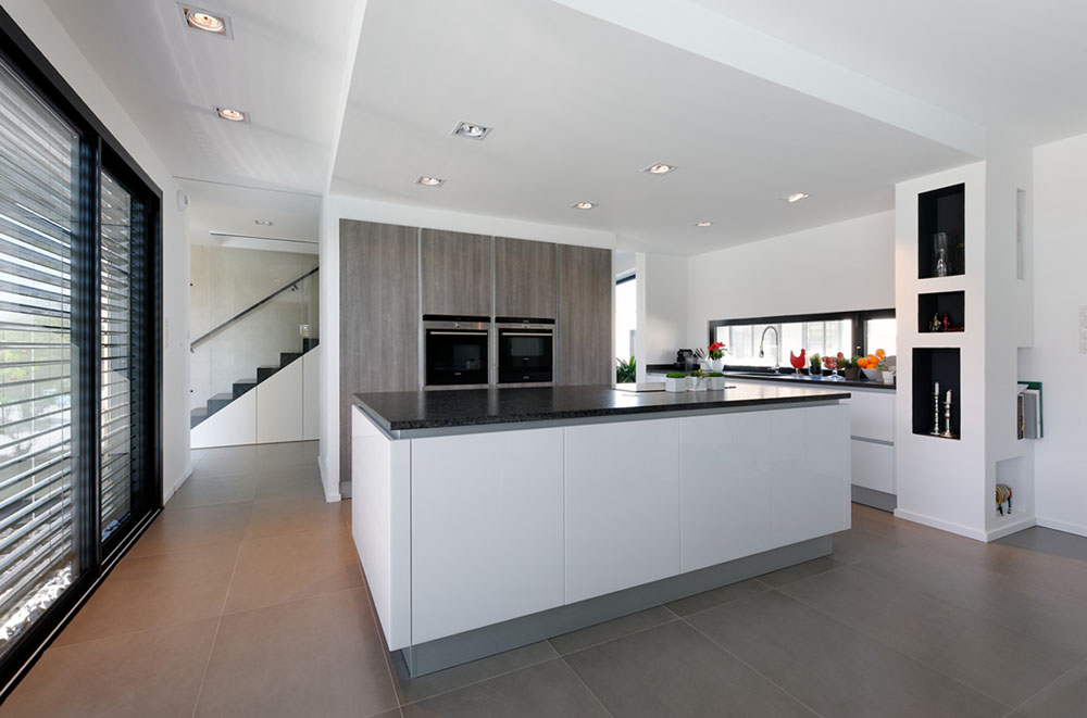 Open kitchen di rumah dengan pantry