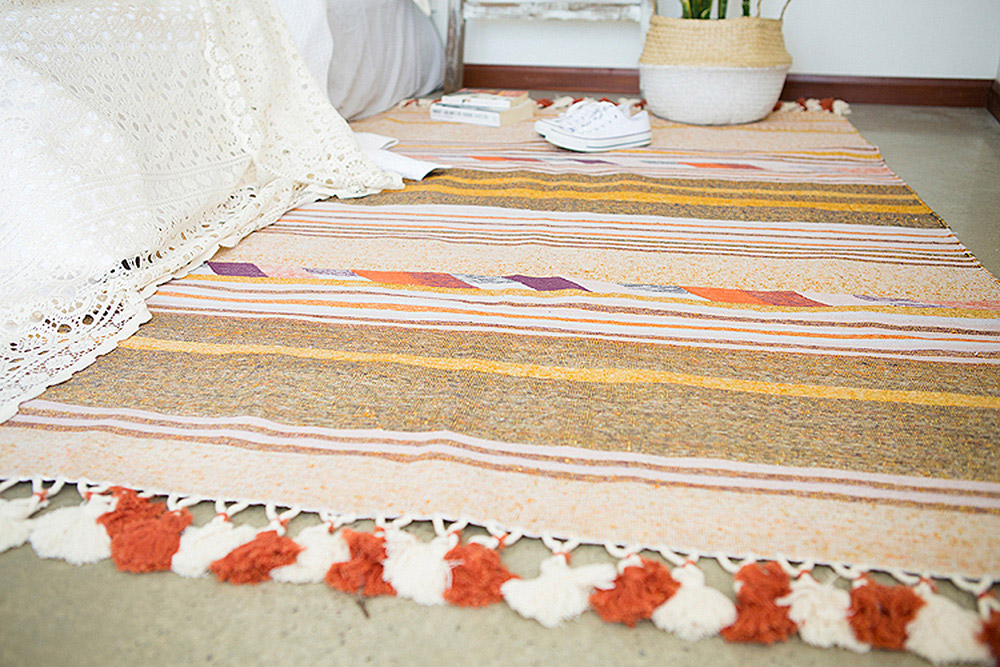 lantai dengan karpet bermotif