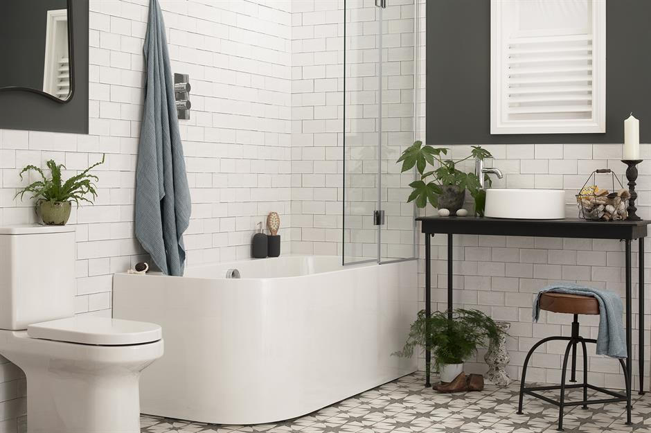 kamar mandi mewah dengan dominasi warna putih