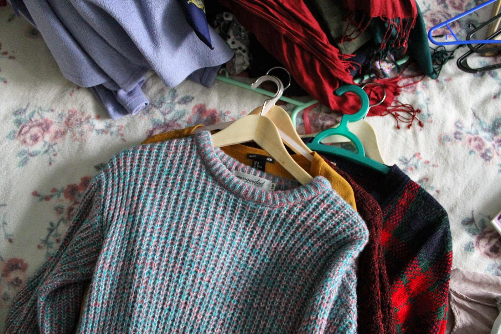 decluttering pakaian di rumah