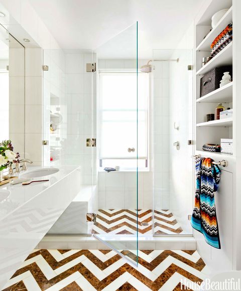 Motif zigzag atau chevron ubin kamar mandi