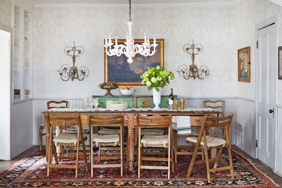 Sesuaikan karpet ruang makan dengan bentuk meja