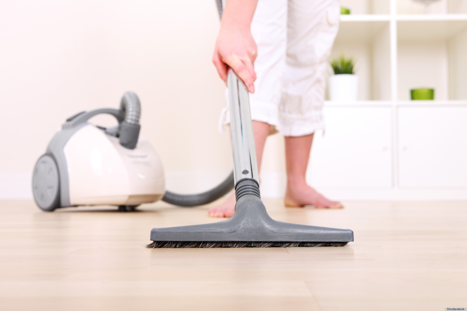 7 membersihkan rumah dengan vacuum cleaner