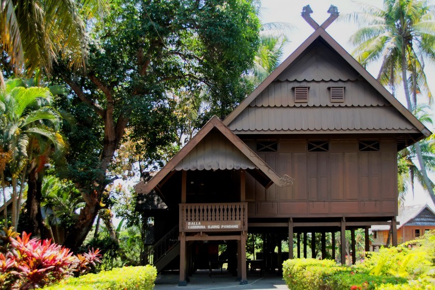 Rumah adat Sulawesi Selatan suku Makassar