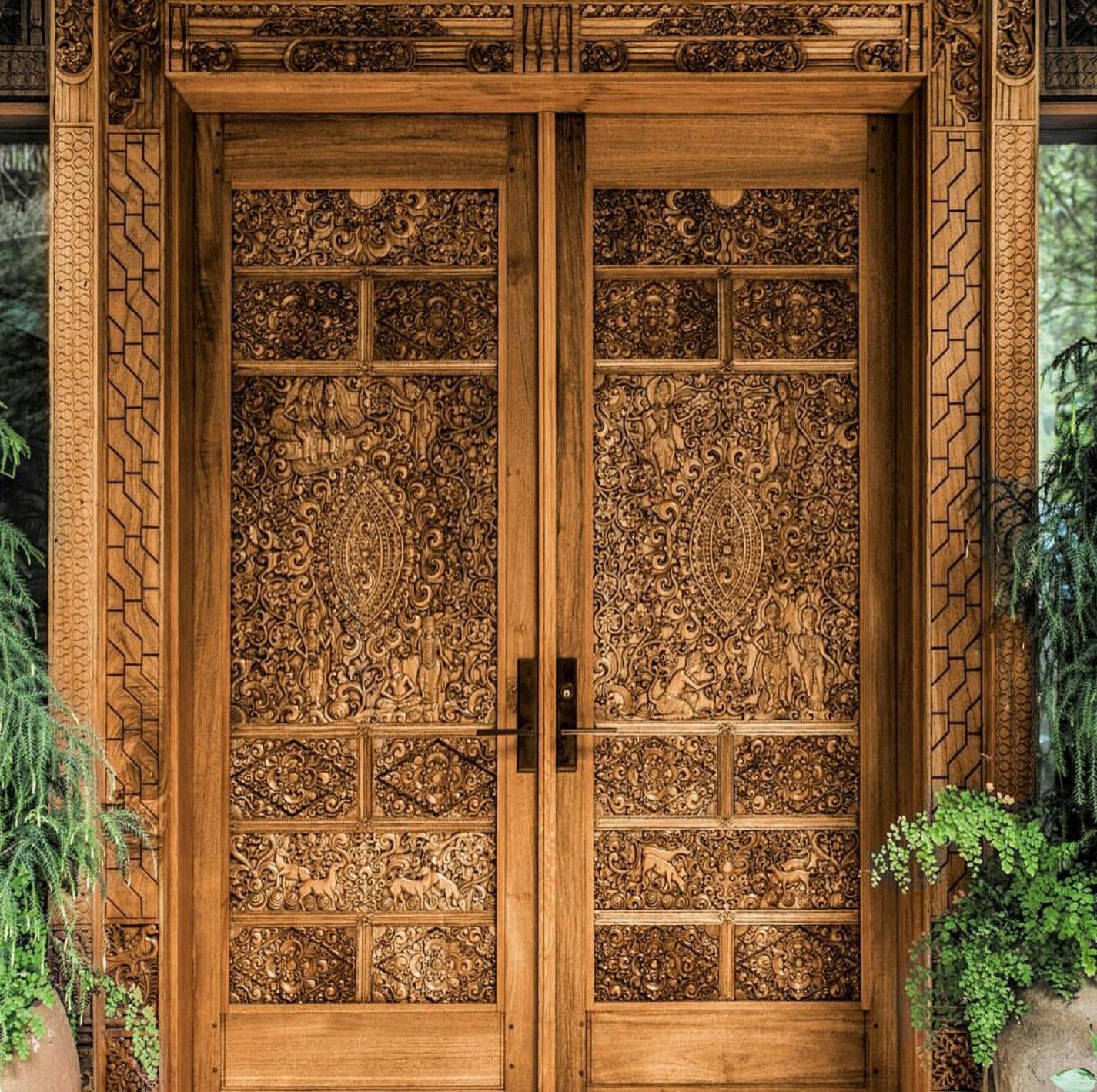pintu kayu ukir