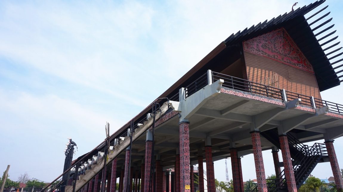 Rumah Adat Kalimantan Barat - Rumah Radakng