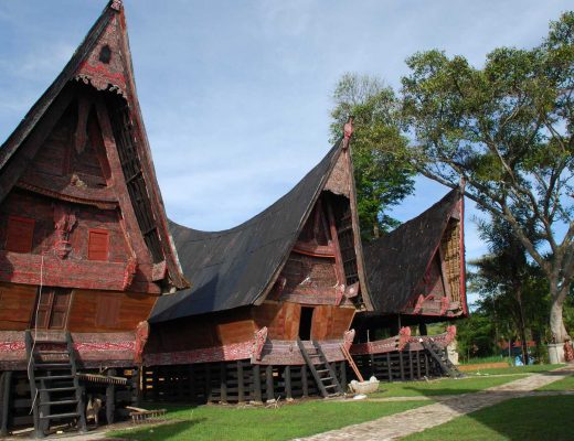 Rumah Adat Batak - Bolon